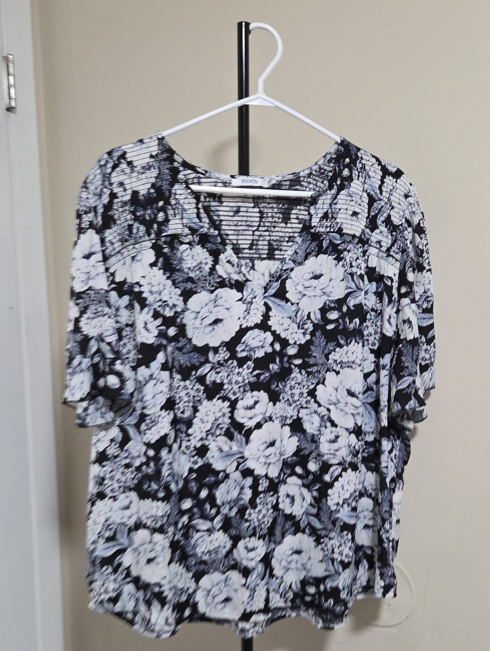 Ricki's Black & White Floral V-Neck Women's Top